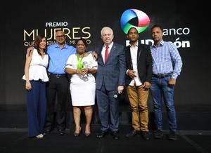 Ganadora del primer lugar Altagracia Beltré.