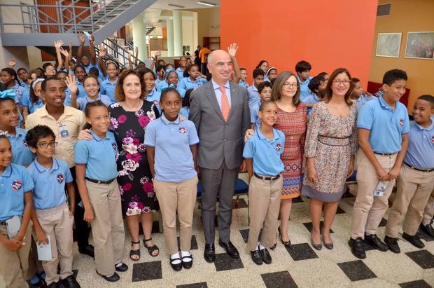 El acto de presentación de las bases del concurso nacional infantil “Pinta y
Dibuja los Derechos de la Niñez” estuvo encabezado por el embajador de la Unión
Europea en el país, Gianluca Grippa; la directora del programa Progresando con
Solidaridad (Prosoli), Altagracia Suriel; la representante del Fondo de las Naciones
Unidas para la Infancia (UNICEF), Rosa Elcarte; y la directora de la Biblioteca Infantil
y Juvenil República Dominicana (BIJRD), Dulce Elvira de los Santos. Figuran también
estudiantes del Colegio Don Bosco y el instructor del taller de pintura de la BIJRD,
Guido Eusebio.