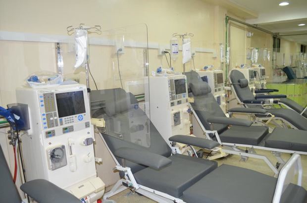 Hospital Padre Billini instala mamparas de bioseguridad en Unidad de Hemodiálisis.