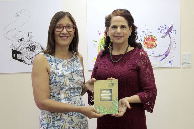 Dulce Elvira de los Santos, directora de la Biblioteca Infantil y Juvenil República
Dominicana (BIJRD), muestra uno de los ejemplares del poemario “Animal armonía”, que le fue
entregado por la escritora Ángela Hernández, durante el lanzamiento de la obra y la apertura de la
exposición.