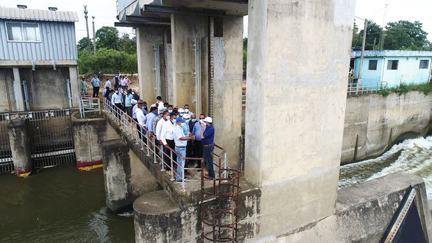 En uno de los puntos del recorrido, el director ejecutivo del INDRHI, Olmedo Caba Romano, escucha de regantes los requerimientos de los sistemas de riego en la zona.