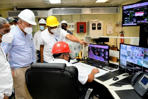 administrador general de la Empresa de Generación Hidroeléctrica Dominicana (EGEHID), Rafael Salazar durante su recorrido de supervisión por el complejo Jigüey - Aguacate sobre el río Niza.