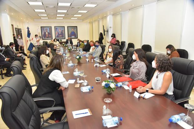 Junto a la primera dama de la República, Raquel Arbaje de Abinader, ministro de Educación Roberto Fulcar recibe instituciones de educación inicial.