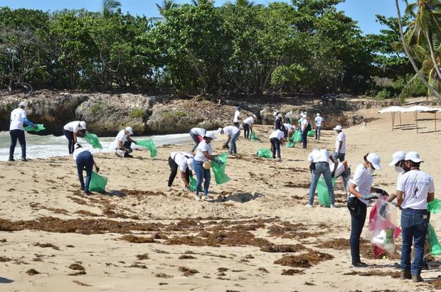 Voluntarios de CAEI limpian Playa Caribe.