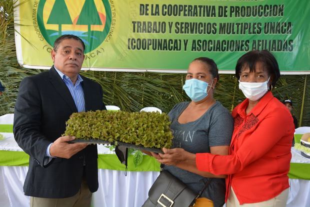 Diógenes Villar, encargado del Departamento de Cooperación Internacional del FEDA, ENTREGA plantas a miembro de la Cooperativa de Producción, Trabajo y Servicios Múltiples UNACA.