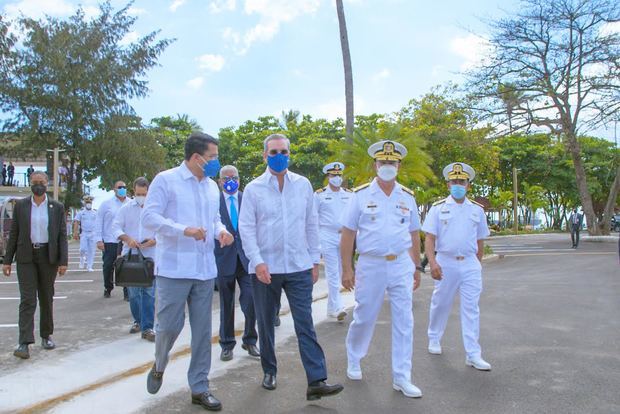 David Collado, Presidente Luis Abinader y vicealmirante Ramón Gustavo Betances Hernández.