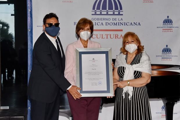 La ministra de Cultura, Carmen Heredia, hizo entrega de un certificado de reconocimiento a la trayectoria del artista, el cual fue recibido por Mayra Vda. Ely y Henry Ely (hijo).