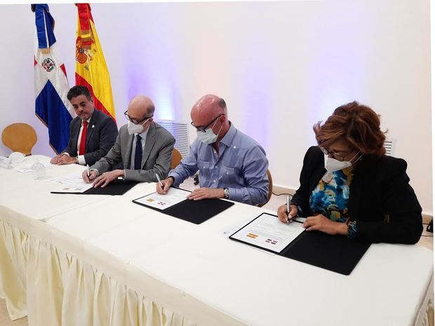 Durante la firma del acuerdo.