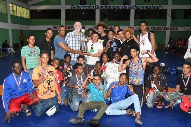 Antonio Acosta, presidente de la Federación Dominicana de Lucha, entrega el trofeo de primer lugar a la representación de la región Norte.