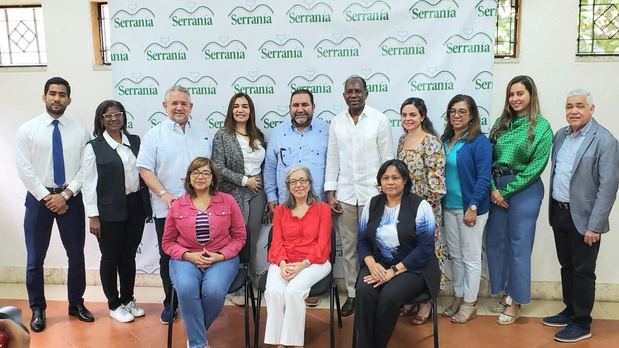  El Ministerio de Turismo (MITUR), junto a la Oficina Senatorial de La Vega y varias instituciones gubernamentales realizaron una visita a la Escuela Técnica Hotelera Serranía.