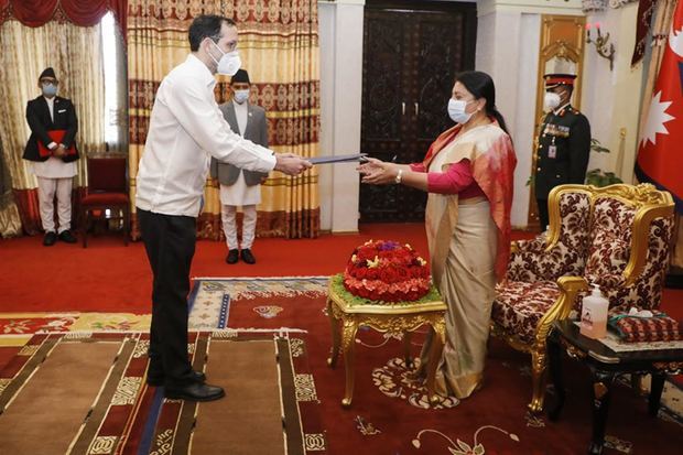 Embajador de RD en la India, David Puig, presenta credenciales a la presidenta de la República de Nepal