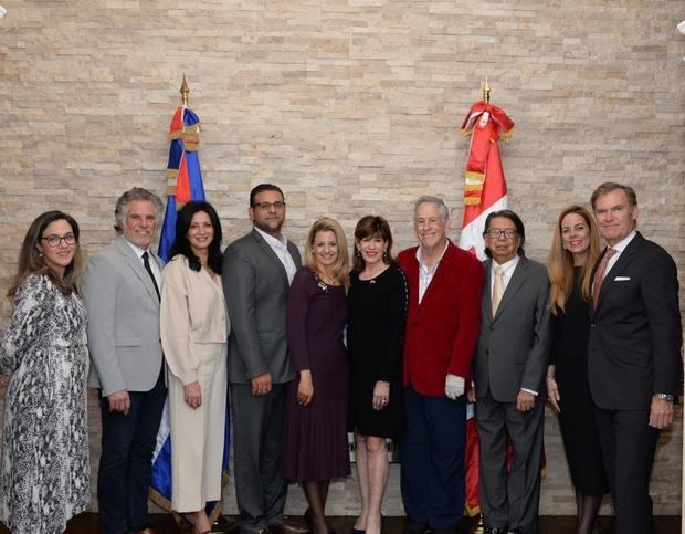 Elana Aptwitzer, Petee Cohen, Carol Saad, David Friedlander, Michelle Cohen, Robin Bernstein, Richard Bernstein, Leonardo Cohen, Maria Leyba y Bruce Burrows.