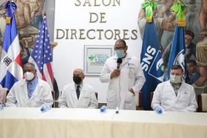 El Dr. Fredis de Jesús Reyes, Jefe de Ortopedia habla durante el acto de inicio jornada.