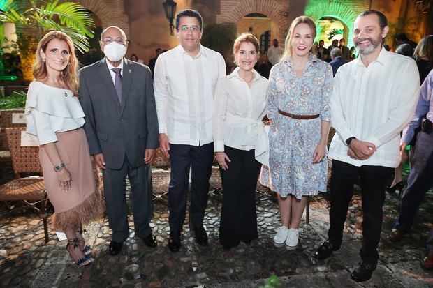 Ligia Bonetti, Dr. Milton Ray Guevara, David Collado, Lucía Amelia Cabral, Milagros Germán Olalla y José Miguel Bonetti Du-Breil Dominicana.