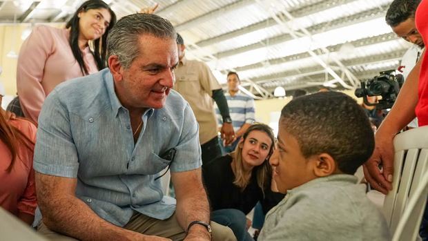 El niño César Luis Soto, de 14 años, quien padece de Osteogénesis imperfecta, mejor conocida como “hueso de cristal”, y al que el ministro Neney Cabrera  prometió entregar una silla especial.