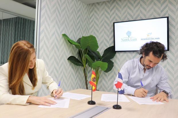 María Isabel Pérez Magluta, presidenta de Fundación Reservas del País, y Juan Riva de Aldama, presidente de la fundación Nantik Lum firman el acuerdo de cooperación.