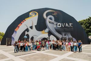 "Becados de Excelencia Popular" visitan la exposición inmersiva Tovar