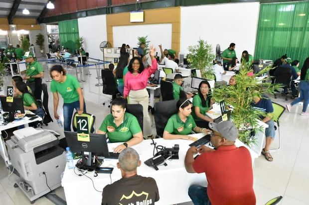 Personal de servicio a los socios, formaliza los financiamientos a los asociados de Cooperativa Vega Real durante Expo Feria 'Madre Feliz' 2022.
