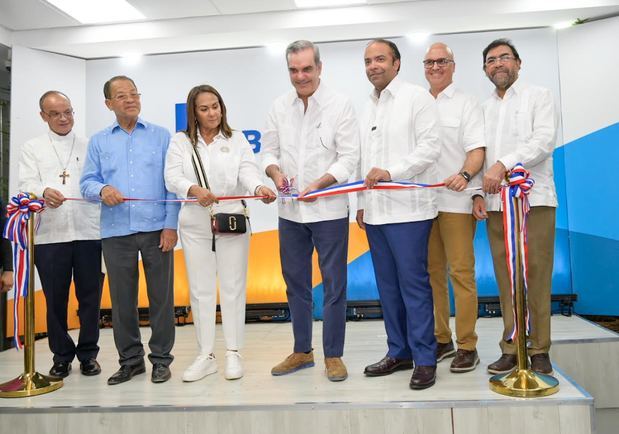 Luis Abinader corta la cinta inaugural de la nueva oficina de Banreservas en San Francisco de Macorís, acompañado por Samuel Pereyra, administrador general de la institución financiera; Monseñor Ramón Alfredo de la Cruz Baldera, obispo de la Diócesis de San Francisco de Macorís; Siquio Ng De la Rosa, alcalde municipal; Ana Siomara Cortez, gobernadora de la provincia Duarte; Igor Rodríguez, viceministro administrativo de la Presidencia, y Olmedo Caba, director del Indhri. 