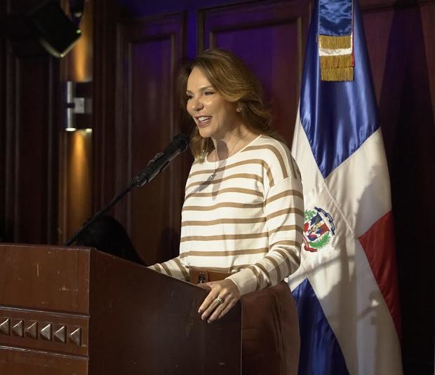Ministra de Cultura, Milagros Germán, mientras ofrecía declaraciones durante la rueda de prensa del FENATE 2022.