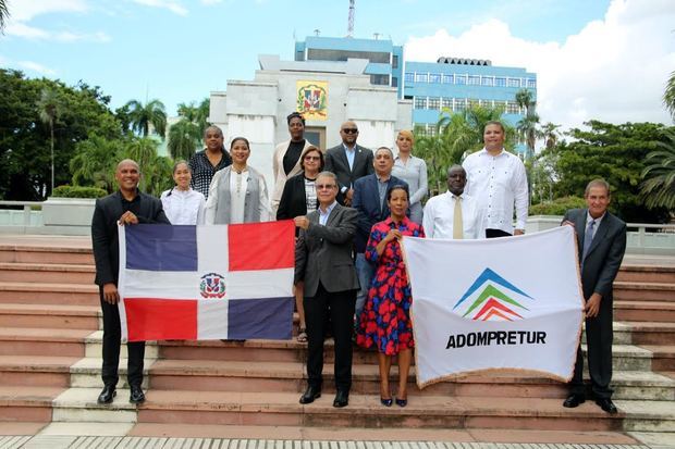 Directivos y membresía de Adompretur en la ofrenda floral en el Altar de la Patria.