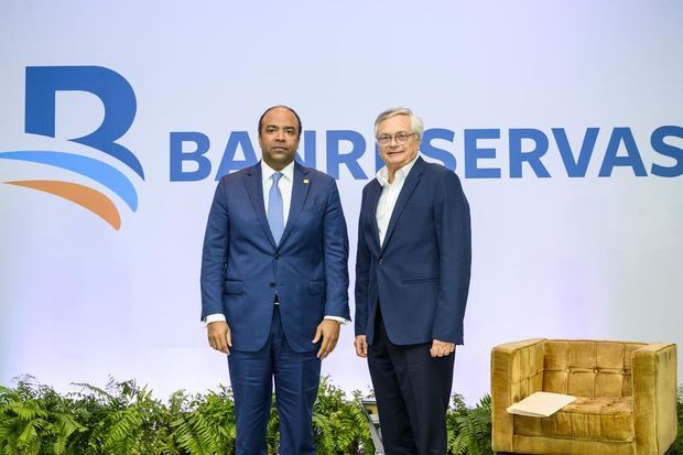 El administrador general de Banreservas, Samuel Pereyra, y el economista Moisés Naim.
