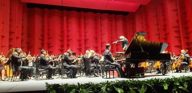 Maestro José Antonio Molina junto a la orquesta Sinfonía Nacional.