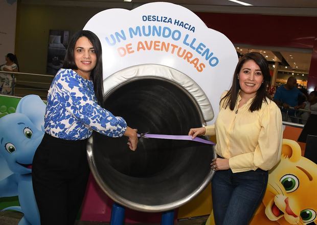 Corte de cinta Inauguración Tobogán Kinder realizado por Franchesca Francisco y María Heredia.