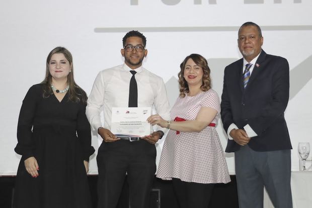 Gloria Reyes, directora general de Supérate, Adriana Pocaterra, presidente Diageo, y el presidente de la Fundación Casabe, Juan de Dios Febles.