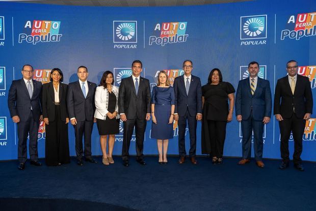 Momento del acto de lanzamiento de la vigésima séptima edición de la Autoferia Popular. Desde la izquierda, los señores Roberto Carlo, Chantall Ávila, Leonte Brea, Wendy Capellán, Francisco Ramírez, Clara Reid, José Mármol, Giselle Moreno, Aníbal Rodríguez y Pascal Peña.