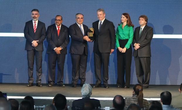Vicepresidenta encabeza premiación de la AIRD que reconoce aportes de empresas, instituciones e industriales