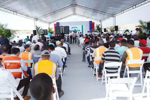 Asistentes durante acto de entrega de obras en Azua. 