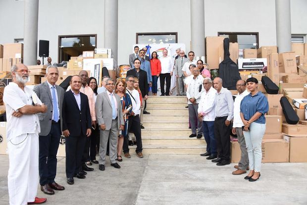 Ministro de Cultura, Arq. Eduardo Selman, encabezó la entrega de los instrumentos a las distintas escuelas, compañías y centros de enseñanza del Ministerio de Cultura. 