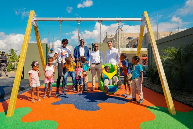 Niños de la comunidad de Don Gregorio comparten junto a la atleta Marileidy Paulino en el Área de picnic de la cancha remozada. 