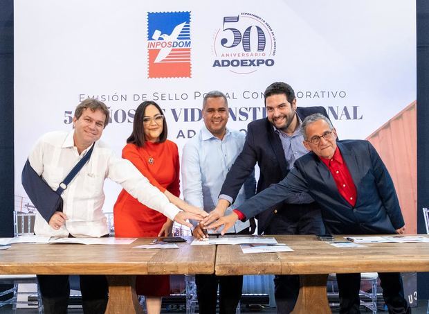 Estampan el nuevo sello postal, desde la izquierda, Ricardo Koenig, subjefe del Cuerpo de Bomberos del Distrito Nacional; Elizabeth Mena, presidenta de Adoexpo; Erick Guzmán, director del Inposdom; José Miguel Vega, primer vicepresidente de Adoexpo, y Alejandro Vignieri, presente de la Sociedad Filatélica Dominicana.
