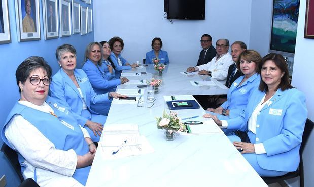 Sra. Angélica Benítez de Ginebra, preside el grupo colaboradores en la mesa de  trabajo.