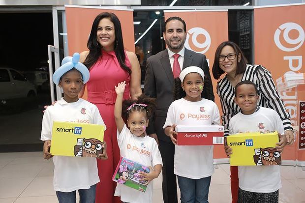 Denise Bernard, Eric González, Solanye Pineda, y los niños Erick Ribota, Keisha Martínez, Melinda Matos y Diony de la Cruz.