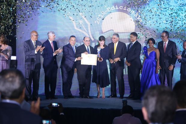 Manuel Quiterio al momento de recibir el Gran Premio.