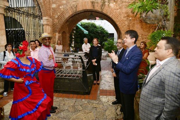 Director general de ONDA, José Ruben Gonell Cosme junto a Dareng Tang disfrutan de baile típico dominicano.