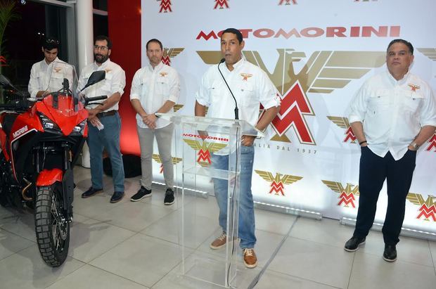 Víctor Beato, gerente de Venta presenta la nueva moto Morini.