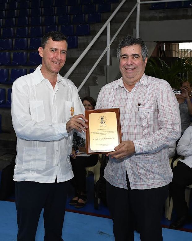 Jorge William Hernández Díaz, SJ .entrega reconocimiento al Padre Jesuita Pablo Virgilio Mella Febles, SJ.