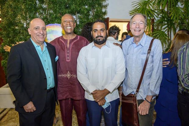 El fotógrafo Mariano Hernández, Juan Francisco Vázquez (Juampa), Mijail Peralta, gerente del Centro Cultural Banreservas, y Geo Ripley, artista visual, en la inauguración de la exposición “El arte en la cabeza”.
