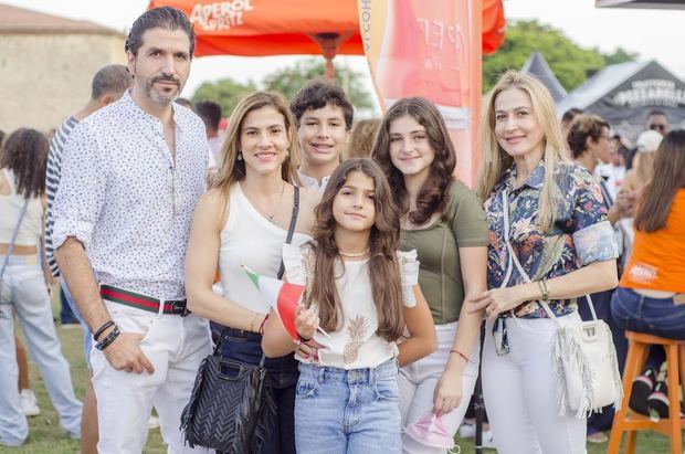 Alejandro Cleves, Belén Cleves, Rosario Cleves, Katherine Martinez, Aurora  Ferreras y Rosangel Martínez