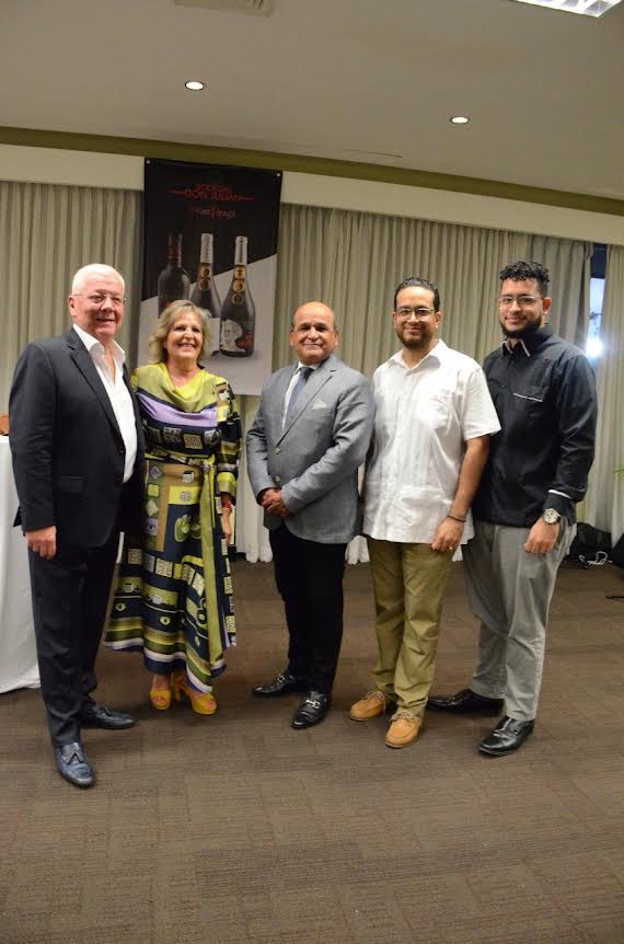 Rafael Gismero,
Carmen Fernández, presidenta Bodegas Mont Reaga, de España
Iván García,
Ivanovich García y
Beniván García.