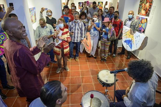 El percusionista y folklorista Edis Sánchez realizó una presentación al ritmo del carnaval en la inauguración de la exposición “El arte en la cabeza”, que se exhibe en el Centro Cultural Banreservas.
