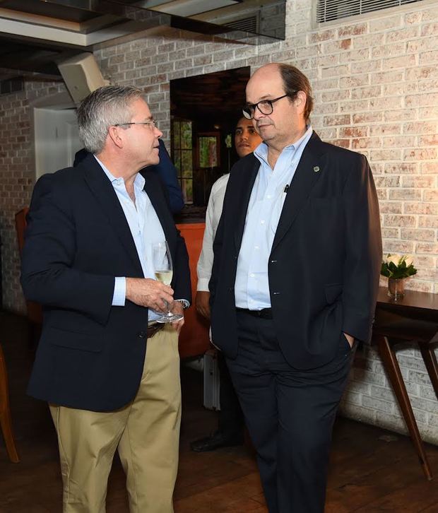 Juan Carlos Pérez y Antonio Ramos, conversando animadamente.