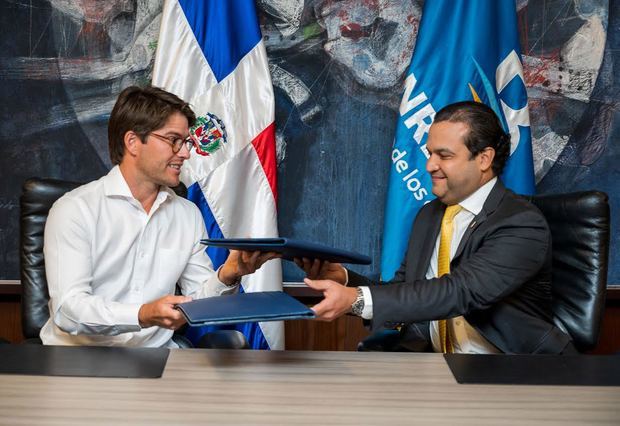 Willy Pumarol y José Manuel Almonte, subadministrador de Banreservas, durante la firmar del convenio.