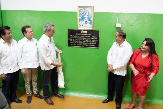 Desvelamiento de tarja, Arturo Marroquín, Ito Bisonó Haza, Luis Abinader Corona, Don Jorge Añaños, Tania Alcázar de Añaños.