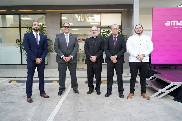 Riley Alvarez, Antonio Musa Biaggi, Mons. Víctor Masalles, Jonathan Zapata y Carlos Guzmán.