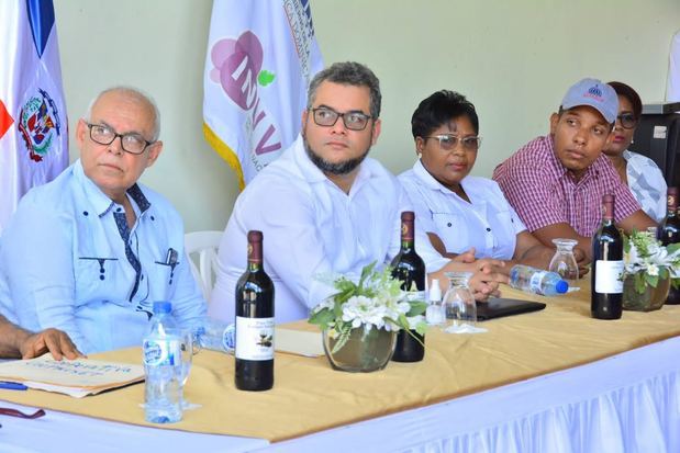 El director del FEDA, Hecmilio Galvan participa en el encuentro con productores y directivos de la cooperativa de Vitivinicultores del Valle de Neyba COOPEVINE.
